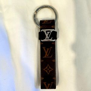 Louis Vuitton Dragonne Key Holder (M62709)